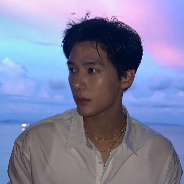 <p>Bukan hanya karena bakatnya dalam berakting, Wang Anyu juga memikat hati para penggemar lewat paras tampan yang dimilikinya. Bahkan, kolom komentar berbagai <em>postingan</em> di media sosialnya pun selalu dipenuhi dengan pujian<em>.</em>&nbsp;&nbsp;(Foto: Instagram@waybuss)</p>
