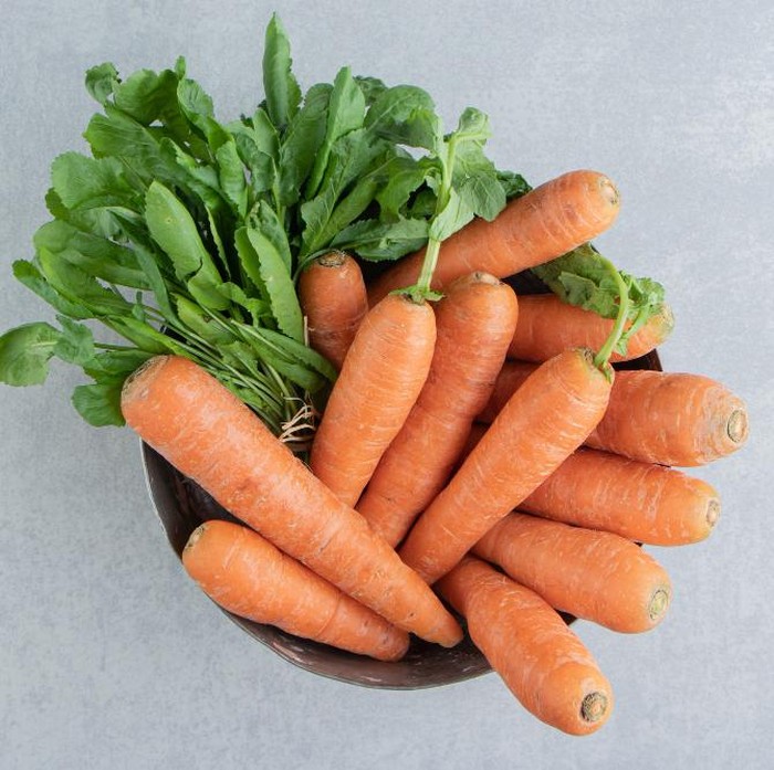 Wortel kaya serat dan rendah kalori sehingga membantu memperlambat pencernaan dan membuat rasa kenyang bertahan lebih lama. Kandungan vitamin serta antioksidannya juga mendukung metabolisme tubuh, menjadikannya pilihan tepat untuk diet sehat./ Foto: Freepik.com/azerbaijan_stockers