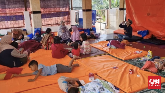 Sejumlah 50 dari 84 warga terdampak ledakan di Pondok Cabe masih mengungsi di musala yang dijadikan posko pengungsian oleh BPBD Kota Tangsel.