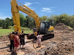 Heboh Emak-emak di Gowa Demo Tolak Tambang Pasir Bikin Jalan Rusak Parah