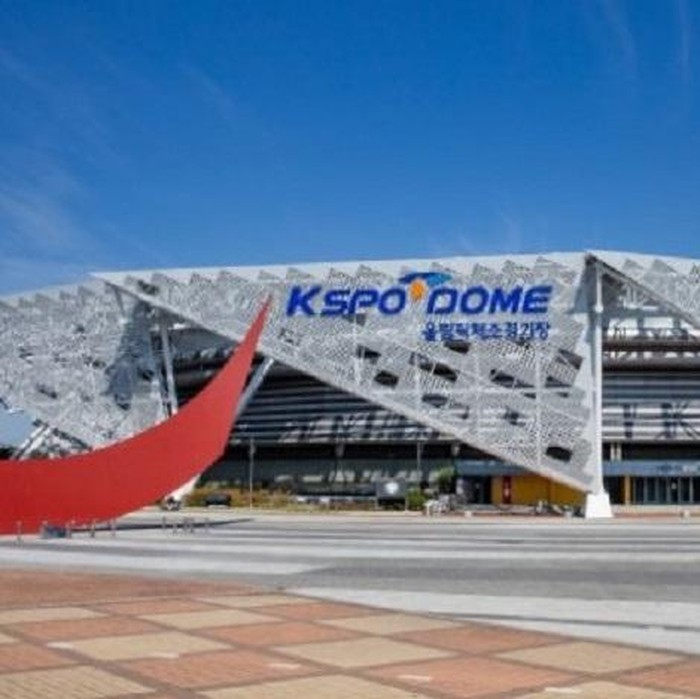 KSPO Dome di Distrik Songpa, Seoul, merupakan salah satu arena konser terbesar di Korea sekaligus destinasi ikonik bagi para penggemar yang ingin merasakan antusiasme, ketegangan, dan euforia bersama dalam konser K-pop.
