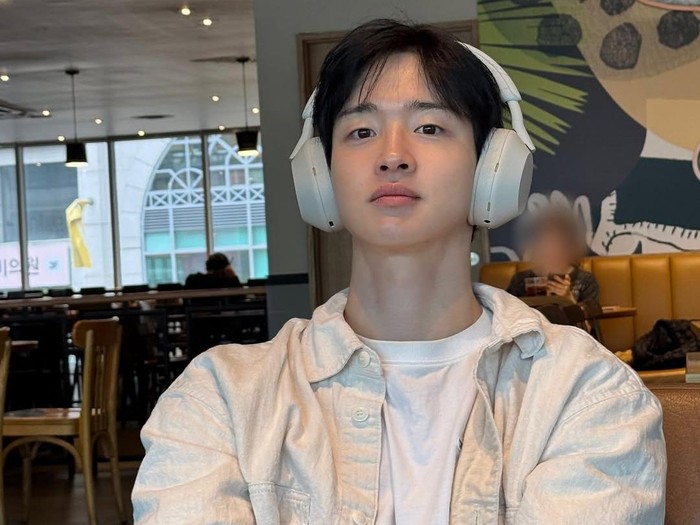 Jang Dong Yoon memang sudah punya bakat seni sejak duduk di bangku sekolah. Terbukti, ia hobi menulis puisi saat memiliki waktu luang./ Foto: instagram.com/dongyoon_0712