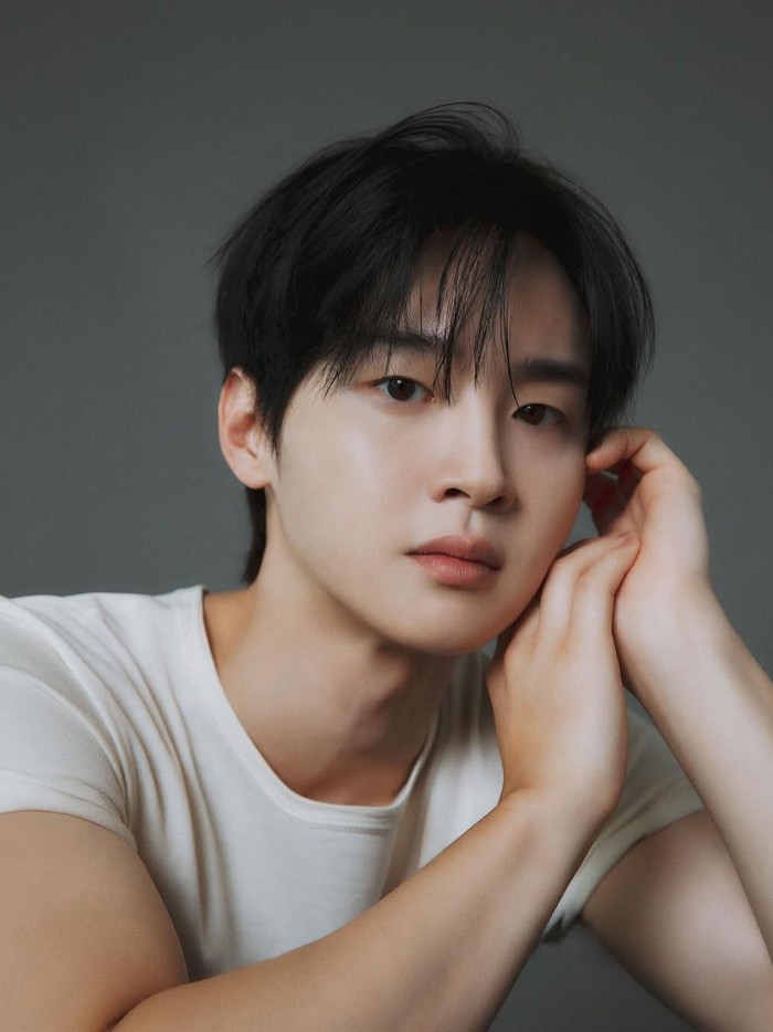 Bukan hanya tampan, Jang Dong Yoon juga terkenal pintar. Ia merupakan lulusan Universitas Hanyang jurusan Ekonomi dan Keuangan./ Foto: instagram.com/dongyoon_0712