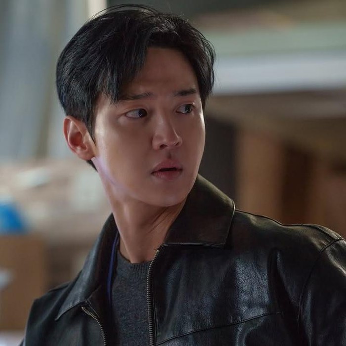 Cukup mirip dengan perannya di drama Queen Mantis, Jang Dong Yoon pernah melakukan aksi heroik yang menghebohkan publik. Ia pernah menangkap perampok dan membuatnya mendapat banyak tawaran casting./ Foto: instagram.com/dongyoon_0712
