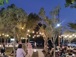 Nikmati Senja Sambil Lihat Kereta, Ini Kafe Bekas Stasiun Belanda di Jogja