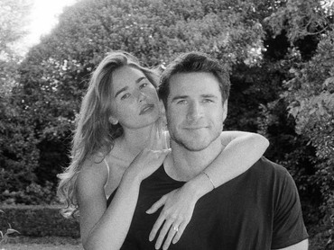img-title Liam Hemsworth dan Gabriella Brooks Tunangan