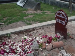 Video: Melihat Makam Arya Daru, Ternyata Sempat Diacak-acak OTK