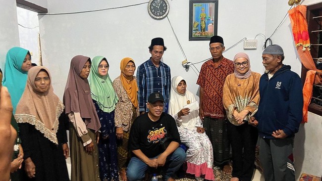 Uya Kuya Bantu Pemulangan Jenazah PMI dari Hongkong ke Jember Uya Kuya dan istrinya hadir di pemakaman Rifa Hamidah, PMI yang meninggal di Hongkong, ia membantu proses pemulangan jenazah dan terus dukung PMI.