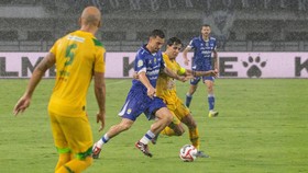 FOTO: Thom Haye dan Eliano Debut, Persib Menang Tipis