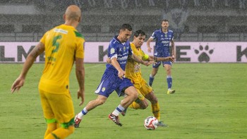 FOTO: Thom Haye dan Eliano Debut, Persib Menang Tipis