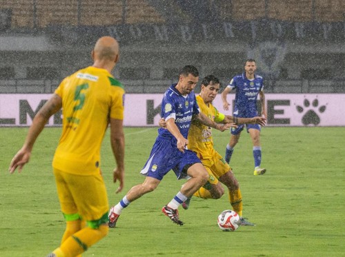 FOTO: Thom Haye dan Eliano Debut, Persib Menang Tipis