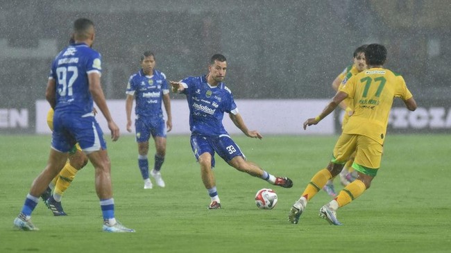 Thom Haye menyebut debutnya bersama Persib Bandung sebagai pengalaman paling gila. Pertandingan berakhir dengan kemenangan 1-0 atas Persebaya Surabaya.