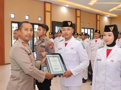 Kibarkan Semangat, Kapolres Ganjar Paskibraka Kediri Penghargaan