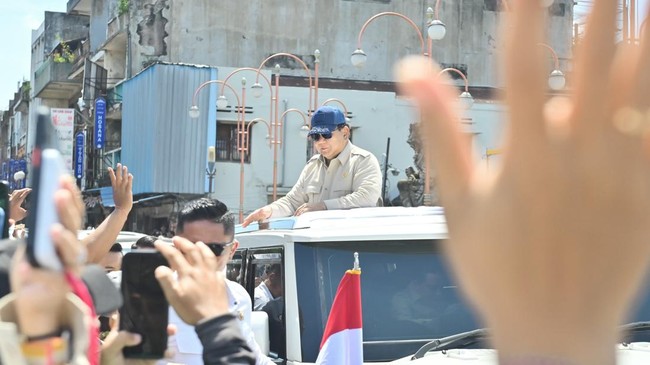 Presiden Prabowo Subianto meminta PT Pindad merancang mobil presiden khusus untuk interaksi dengan warga. Ia berbagi pengalaman menyentuh saat kunjungan.