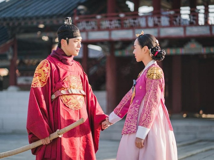 Mr. Queen menceritakan tentang chef pria modern yang berjiwa bebas, yang bekerja untuk para politisi terkemuka di Blue House. Namun tiba-tiba jiwanya masuk ke dalam tubuh Ratu Cheorin (Shin Hye Sun) di era Joseon.