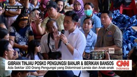 VIDEO: Gibran Tinjau Posko Pengungsi Banjir dan Berikan Bansos