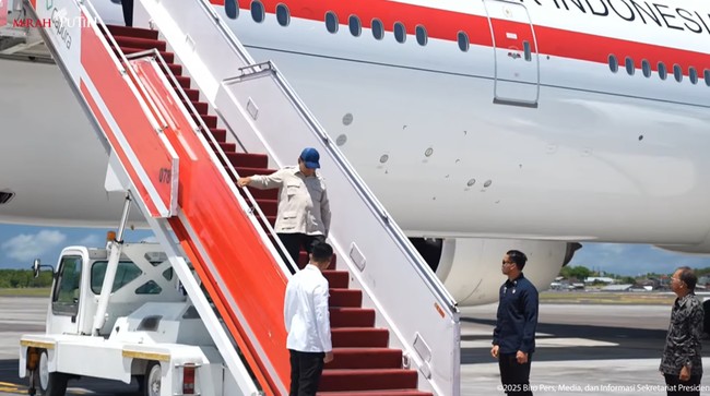 Prabowo Langsung Kunjungi Bali Usai dari Qatar Pesawat Presiden Prabowo Subianto terlihat tiba di bandara Bali pada pukul 11.15 WIB.