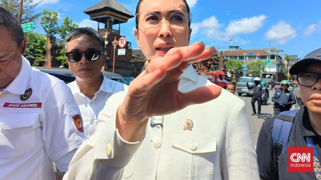 Penerbangan Tak Batal, Hotel Masih Penuh Menteri Pariwisata (Menpar) Widiyanti Putri Wardhana mendampingi Presiden Prabowo Subianto mengunjungi korban banjir di Bali.
