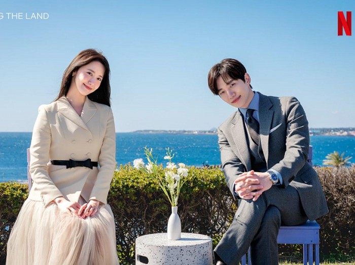 King the Land menceritakan percintaan antara seorang CEO jaringan hotel dengan salah satu stafnya. Beradu akting dengan Lee Junho, keduanya berhasil menciptakan pasangan layar kaca yang begitu viral.