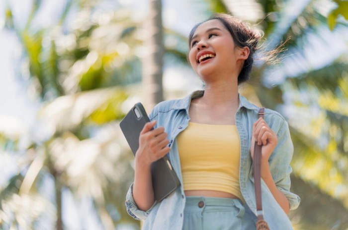 Penelitian internasional menemukan 10 cara paling efektif untuk meningkatkan kebahagiaan, mulai dari menjaga kesehatan hingga membangun hubungan sosial. Arthur Brooks menekankan pentingnya menerapkan langkah-langkah ini secara terpadu agar hasilnya maksimal./ Foto: freepik.com/Lifestylememory