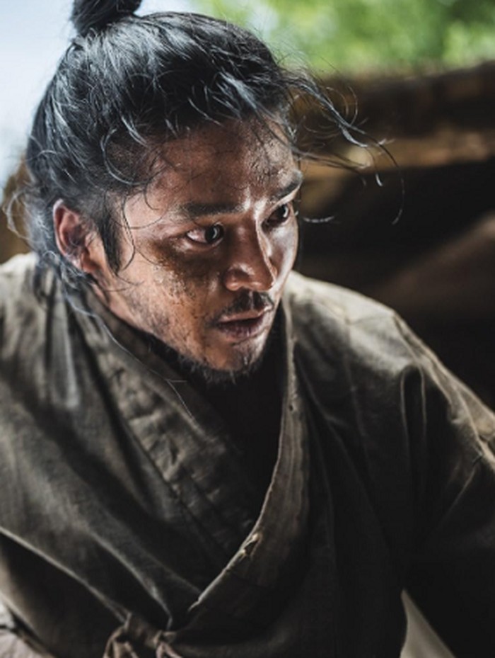 Berlatar di era Joseon yang tak memiliki hukum, ketika Sungai Gyeong yang dulunya jernih berubah menjadi aliran keruh. The Murky Stream menggambarkan perjalanan penuh gejolak tiga tokoh, yaitu Si Yeol (Rowoon), yang menyembunyikan masa lalunya dan hidup sebagai pengembara.