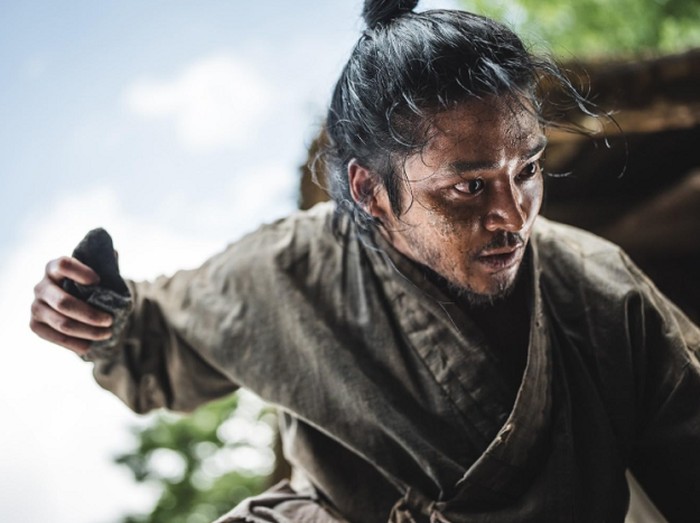 Berlatar di era Joseon yang tak memiliki hukum, ketika Sungai Gyeong yang dulunya jernih berubah menjadi aliran keruh. The Murky Stream menggambarkan perjalanan penuh gejolak tiga tokoh, yaitu Si Yeol (Rowoon), yang menyembunyikan masa lalunya dan hidup sebagai pengembara.