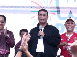 Mentan Beri Bantuan Traktor ke Unhas untuk Pendidikan Vokasi Pertanian