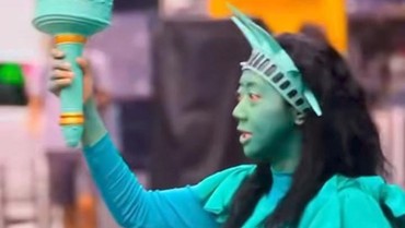 Tak Kaleng-Kaleng, Asri Welas Disawer saat Cosplay jadi Liberty di Time Square