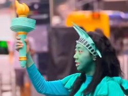Tak Kaleng-Kaleng, Asri Welas Disawer saat Cosplay jadi Liberty di Time Square