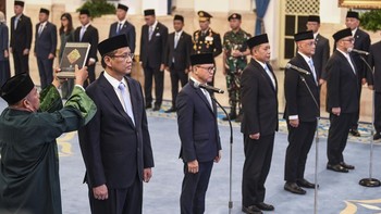 FOTO: Reshuffle Kabinet Hingga Banjir Besar di Bali