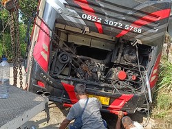 Bus Nakes RS Bakti Sehat Jember Tabrak Rumah Diduga karena Rem Blong