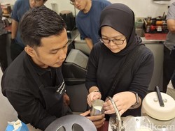 Peserta Coffee Experience Vol.02 Antusias Pelajari Teknik Latte Art dan Manual Brew