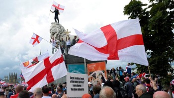 FOTO: Demo Pro dan Anti-Imigran di London Ricuh, 26 Polisi Terluka