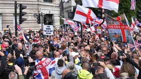 Demo Anti-Imigran Besar-besaran di London Berakhir Ricuh
