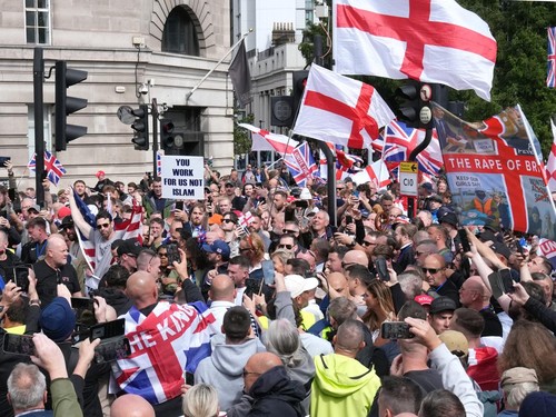 Demo Anti-Imigran Besar-besaran di London Berakhir Ricuh