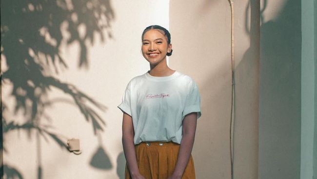Lagu Kenanga – Dere: Lirik Lengkap dan Maknanya dalam Bahasa Indonesia Lagu Kenanga – Dere: Lirik Lengkap dan Maknanya dalam Bahasa Indonesia