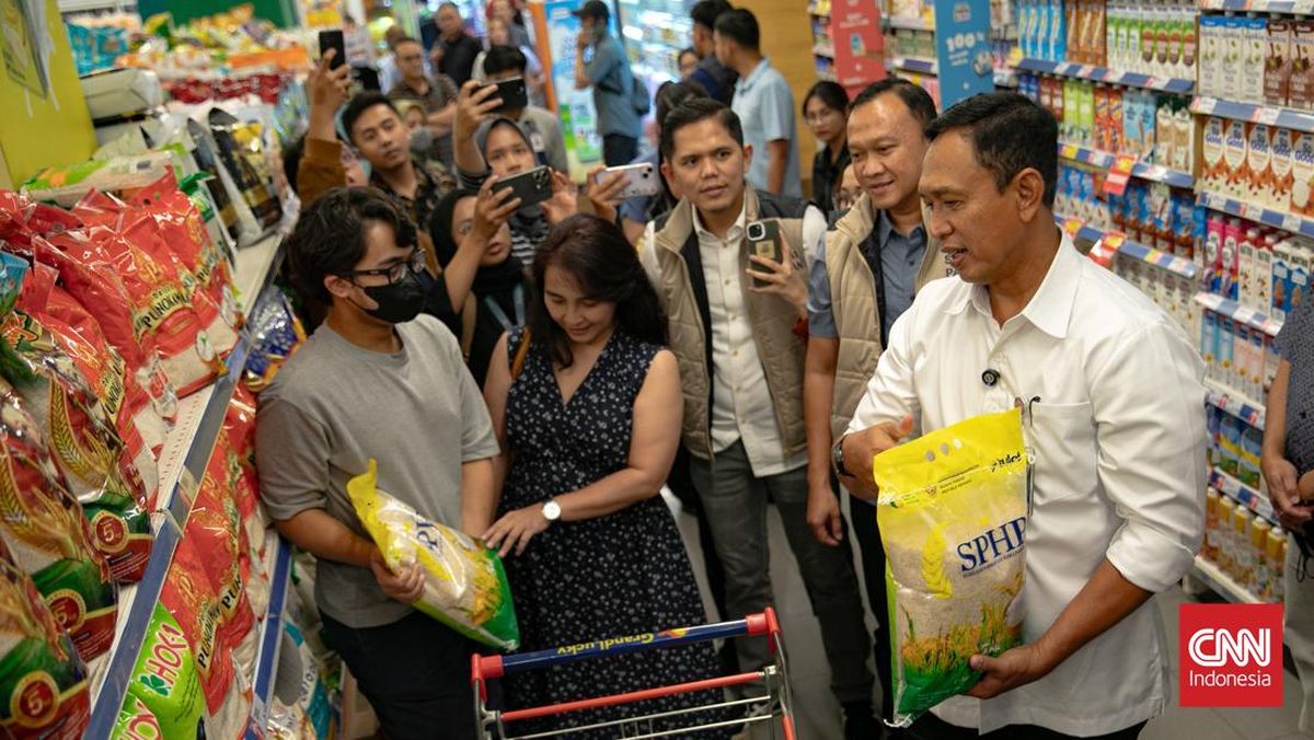 FOTO: Dirut Bulog Sidak Distribusi Beras SPHP di Ritel Modern