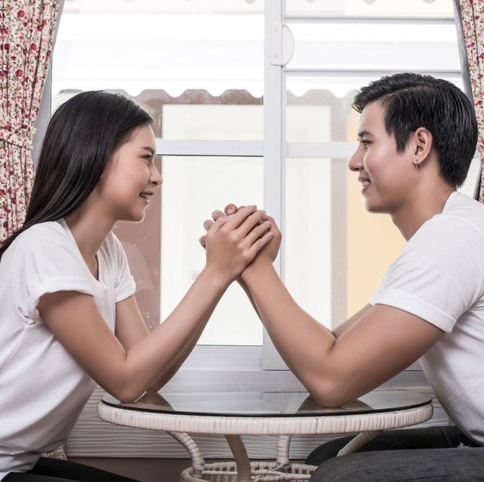 Banyak pasangan lupa bahwa apresiasi kecil bisa memperkuat hubungan. Mengucapkan terima kasih atas usaha pasangan, sekecil apa pun itu, dapat meningkatkan rasa dihargai. Katakan hal-hal positif seperti “aku bangga padamu” atau “terima kasih sudah berusaha keras.”