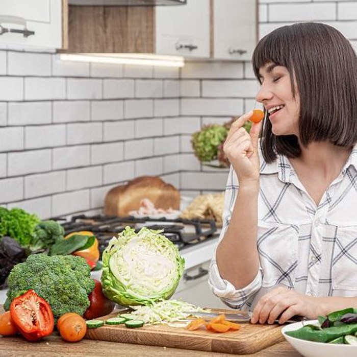 Salah satu cara menerapkan diet berkelanjutan yaitu dengan mengonsumsi banyak nabati./ Foto: freepik.com/@pvproductions