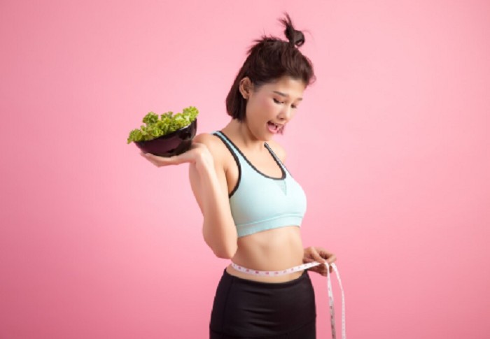 Pepaya membantu menurunkan berat badan dengan membuat kenyang lebih lama dan mengurangi keinginan makan berlebihan.