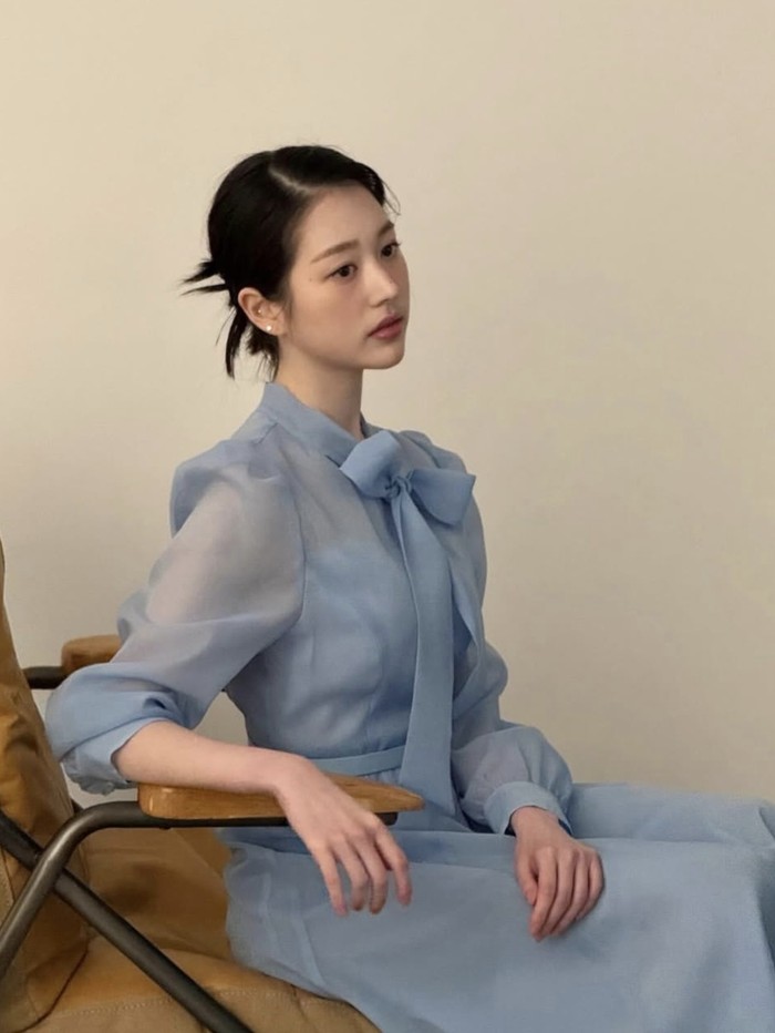 Jang Da Ah merupakan kakak perempuan dari Jang Won Young 'IVE'. Visual mereka juga dikenal sangat mirip./ foto: instagram.com/alla_da_a