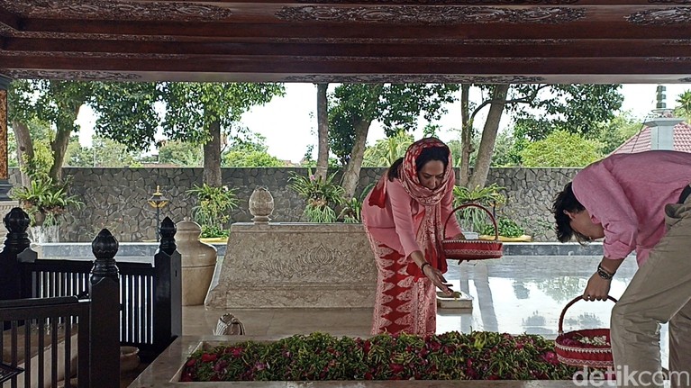 Kartika Sari Dewi Soekarno dan anaknya berziarah di Bung Karno Blitar.