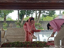 Momen Langka Kartika Sari Dewi dan Putranya Ziarah ke Makam Bung Karno
