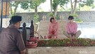 Kartika Sari Dewi Soekarno dan putranya&comma; Frederik Kiran Soekarno Seegers berkontemplasi saat ziarah di makam Bung Karno&comma; Kota Blitar