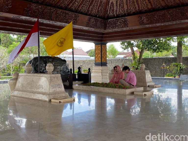 Kartika Sari Dewi Soekarno dan anaknya berziarah di Bung Karno Blitar.