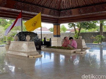 img-title Tak Pernah Datang ke Pusara Ayah, 7 Momen Haru Kartika Sari Dewi Ziarah ke Makam Bung Karno