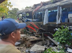 Pilu Anak Ini Jadi Jadi Yatim Piatu Usai Kecelakaan Bus di Probolinggo