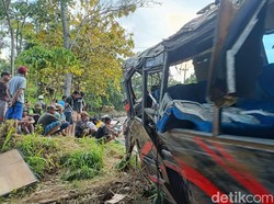 Ada Sekeluarga Tewas dalam Laka Maut Bus Tabrak Rumah di Jalur Bromo