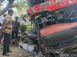 Korban Tewas Laka Maut Bus Tabrak Rumah di Jalur Bromo Jadi 8 Orang