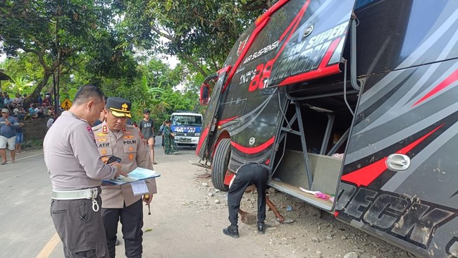 Bus karyawan RS Bina Sehat Jember kecelakaan di Gunung Bromo, diduga rem blong. Tercatat 8 tewas dan 44 luka-luka.